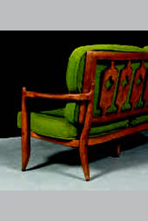Robert GUILLERME et Jacques CHAMBRON - Canapé en bois naturel à dossier ajouré à décor géométrique, garniture de tissu vert